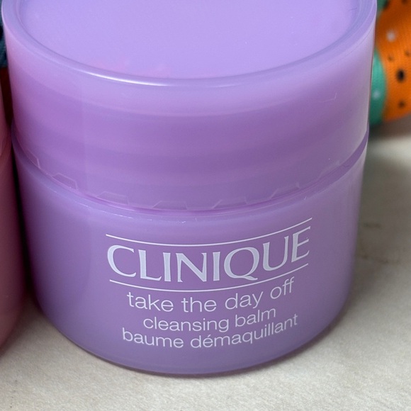 Clinique Skincare Set With Colorful Bag 🆕 - Picture 5 of 5